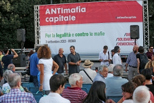 Ignazio Marino alla manifestazione 'AntiMafia Capitale'